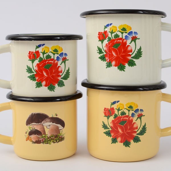 Emaille- Tasse mit Fisch- und Blumendekor in zwei Größen