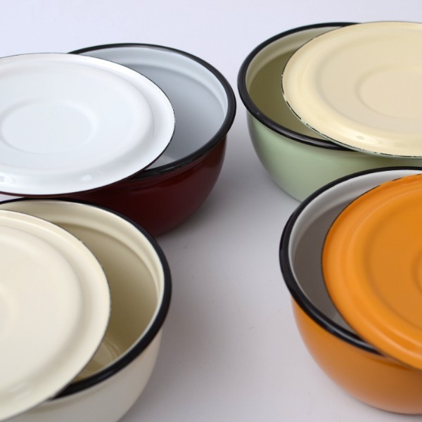 Enamel enamel bowl 17 cm with lid