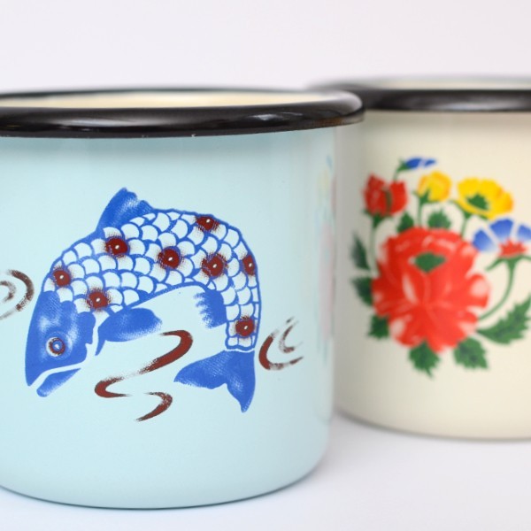 Emaille- Tasse mit Fisch- und Blumendekor in zwei Größen
