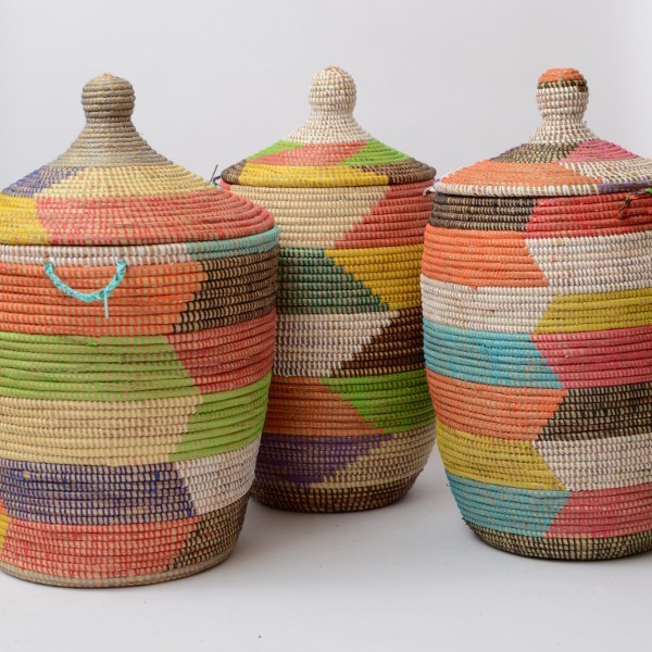 Wäschekorb aus dem Senegal, aus Gras und bunten Plastikbändern, XXS-M.