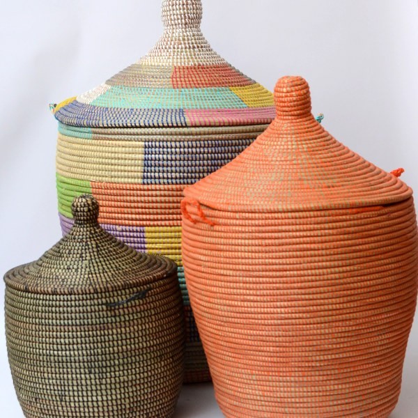Wäschekorb aus dem Senegal, aus Gras und bunten Plastikbändern.