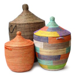 Wäschekorb aus dem Senegal, aus Gras und bunten Plastikbändern.