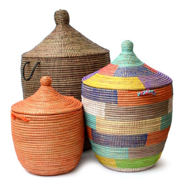 Wäschekorb aus dem Senegal, aus Gras und bunten Plastikbändern.