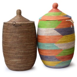 Wäschekorb aus dem Senegal, aus Gras und bunten Plastikbändern.