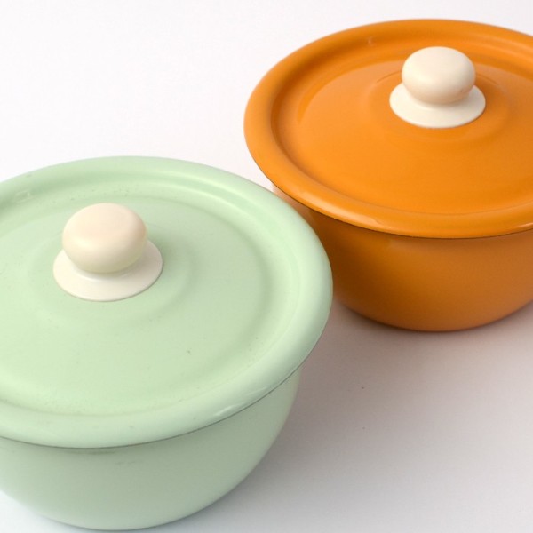 Enamel enamel bowl 17 cm with lid