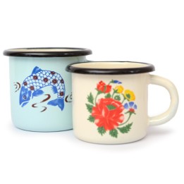 Emaille- Tasse mit Fisch- und Blumendekor in zwei Größen