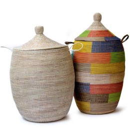 Wäschekorb aus dem Senegal, aus Gras und bunten Plastikbändern.