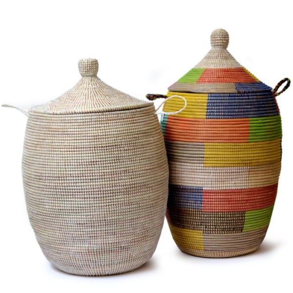Wäschekorb aus dem Senegal, aus Gras und bunten Plastikbändern.