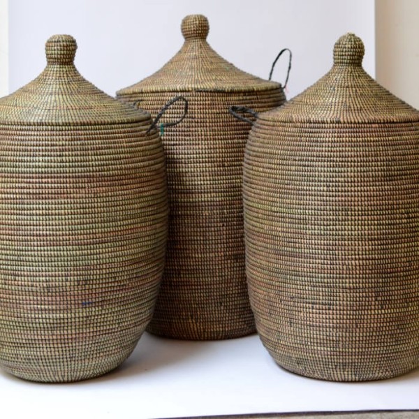 Wäschekorb aus dem Senegal, aus Gras und bunten Plastikbändern.