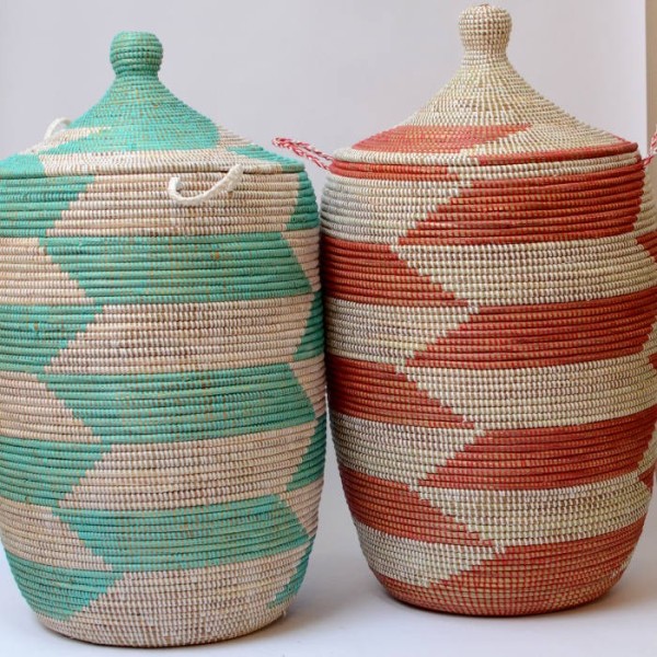 Wäschekorb aus dem Senegal, aus Gras und bunten Plastikbändern.